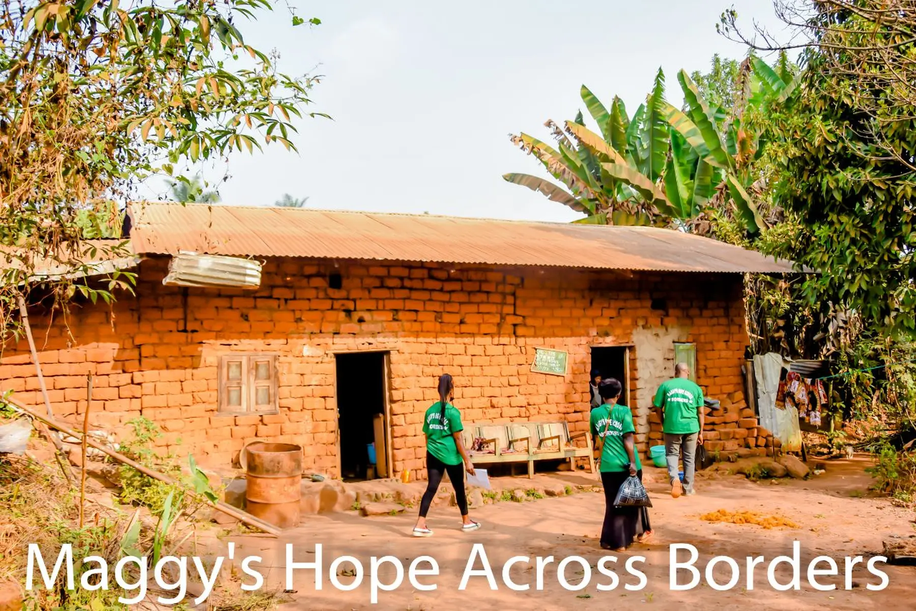 Maggy's Hope across borders – Bildungseinrichtung – Personen in einheitlichen grünen T-Shirts, die mit den Aktivitäten der Organisation in Verbindung stehen.